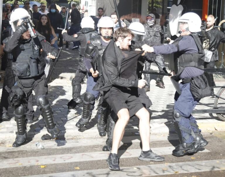 Jepet vendimi, Gjykata kyç në shtëpi studentin që u përlesh me 6 policë