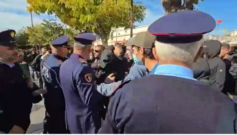 Tension në Vlorë, protestuesit shtyjnë efektivët e Policisë pranë Muzeut Hebraik