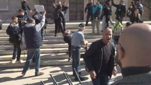 Protestuesit thyejnë ”karriget e dialogut” të Ramës