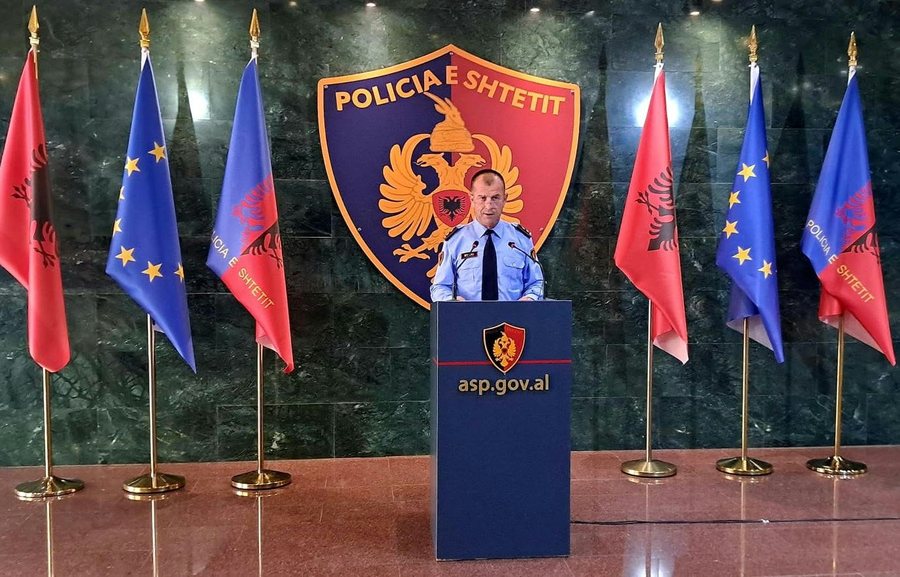 SMS kërcënuese ndaj pedagogëve për protestën, Policia e Shtetit: Nuk i kemi dërguar ne, pamjet në Rinas…