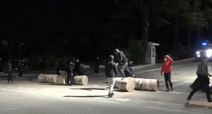 Tensione para Kryeministrisë, hidhen kapsolla. Policia: Largoni gratë dhe fëmijët