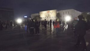 Protestuesit ikin nga Kryeministria, ndalen në sheshin “Skënderbej”