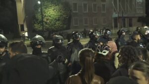 Rikthehen tensione te Kryeministria! Policia përplaset me vajzat protestuese, situata agravon në rrugë