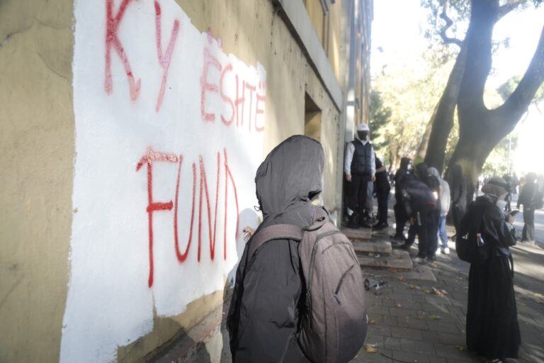 PHOTO/ Protest graffiti, young people write messages for Rama