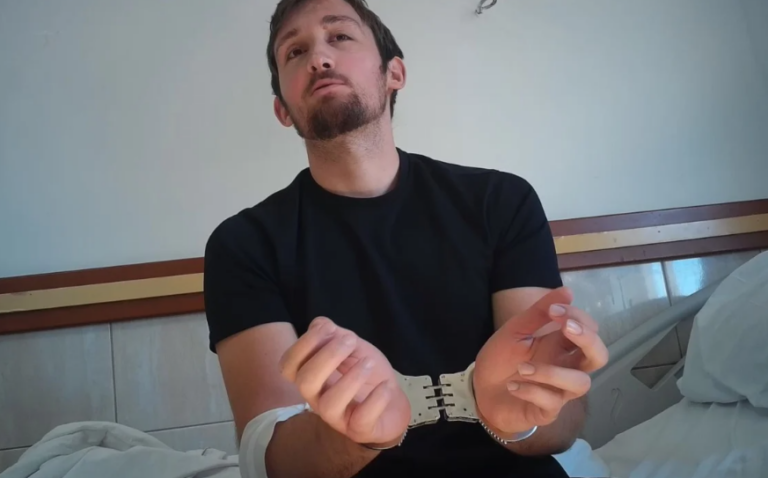 Klevi Metaj rrëfen me pranga nga spitalit përballjen me 6 policët