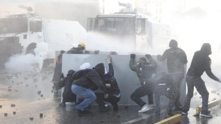 Protestuesit nuk tërhiqen, policia hedh ujë me presion
