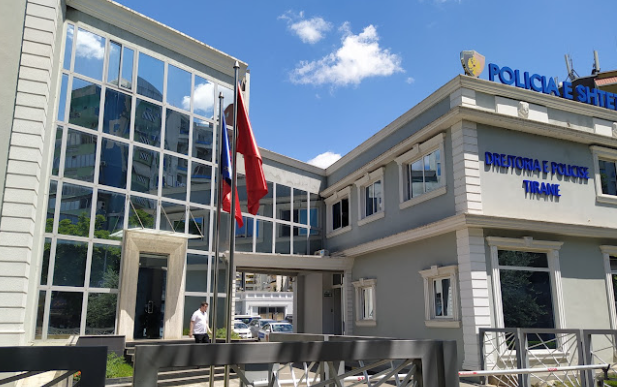 Drejtori i Policisë së Tiranës paraqitet në Spitalin e Traumës me krahun e fashuar, u lëndua gjatë protestës