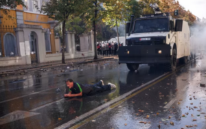 Përplasje nga ministria e Arsimit dhe te Bulevardi kryesor, gaz lotësjellës dhe gurë!