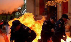 Qendra tregtare ”Toptani” do djegur”, Taulant Balla nxjerr sms mes protestuesëve