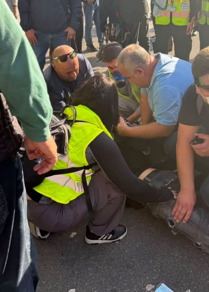 Berisha poston foton e një protestuesi që goditet nga policia