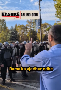 Arlind Qori: Spraj në sy vajzave tona…