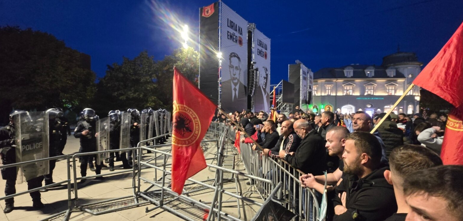Situatë dramatike në parlamentin e Kosovës  hidhen bomba molotov