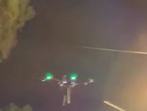 Hidhte gaz lotsjellës nga ajri, droni bie mbi protestuesit