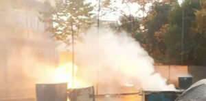 Tym e flakë tek Ministria e Arsimit/ Protestuesit me gurë, policia me ujë dhe gaz