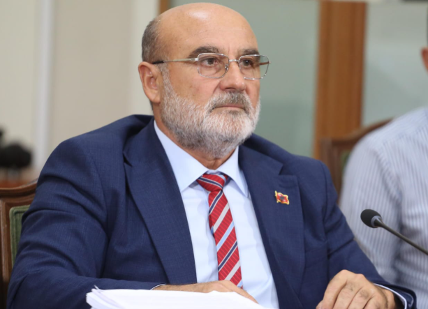 Berisha  Deputeti Vullnet Sinaj si eunuk  e hëngri turpin me bukë  zgjodhi jo Selenicën  por Big Market et e tij 