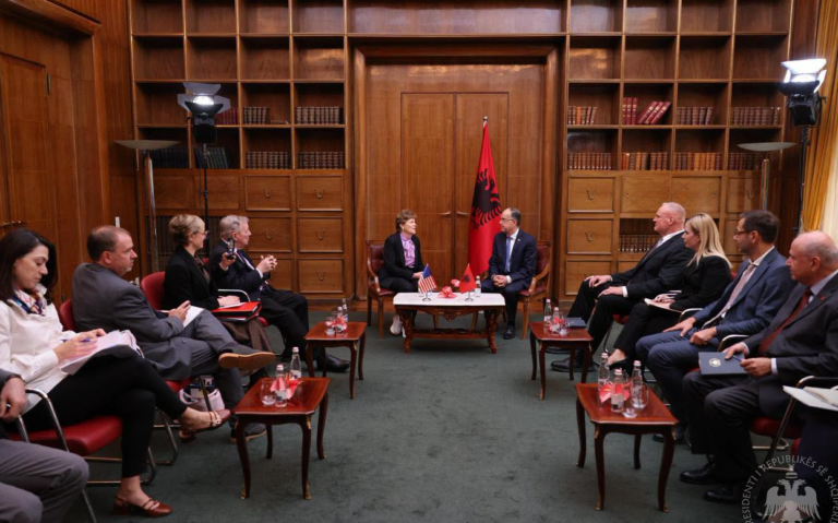 Senatorët amerikanët takojnë opozitën, por jo Berishën. Çfarë tregon takimi me deputeten antiRama, Marjana Koçekun?