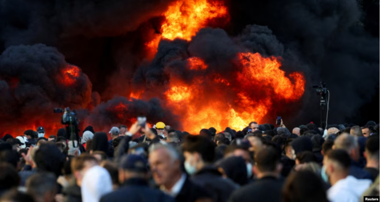 Banka e ndërtesa përfshihen nga zjarri pas përshkallëzimit të protestës studentore në Tiranë