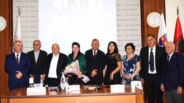 Gjashtë dekorata “Fisnikëria Tiranase” për personalitete të shquara të Tiranës
