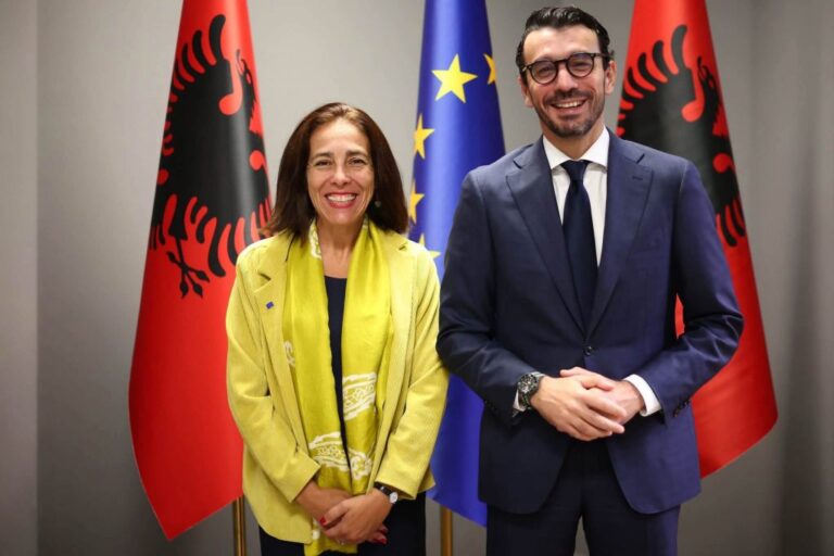 Ambasadorja e BE-së me ministrin Karakaçi: Lidhjet energjetike dhe të transportit afrojnë Shqipërinë me tregun europian