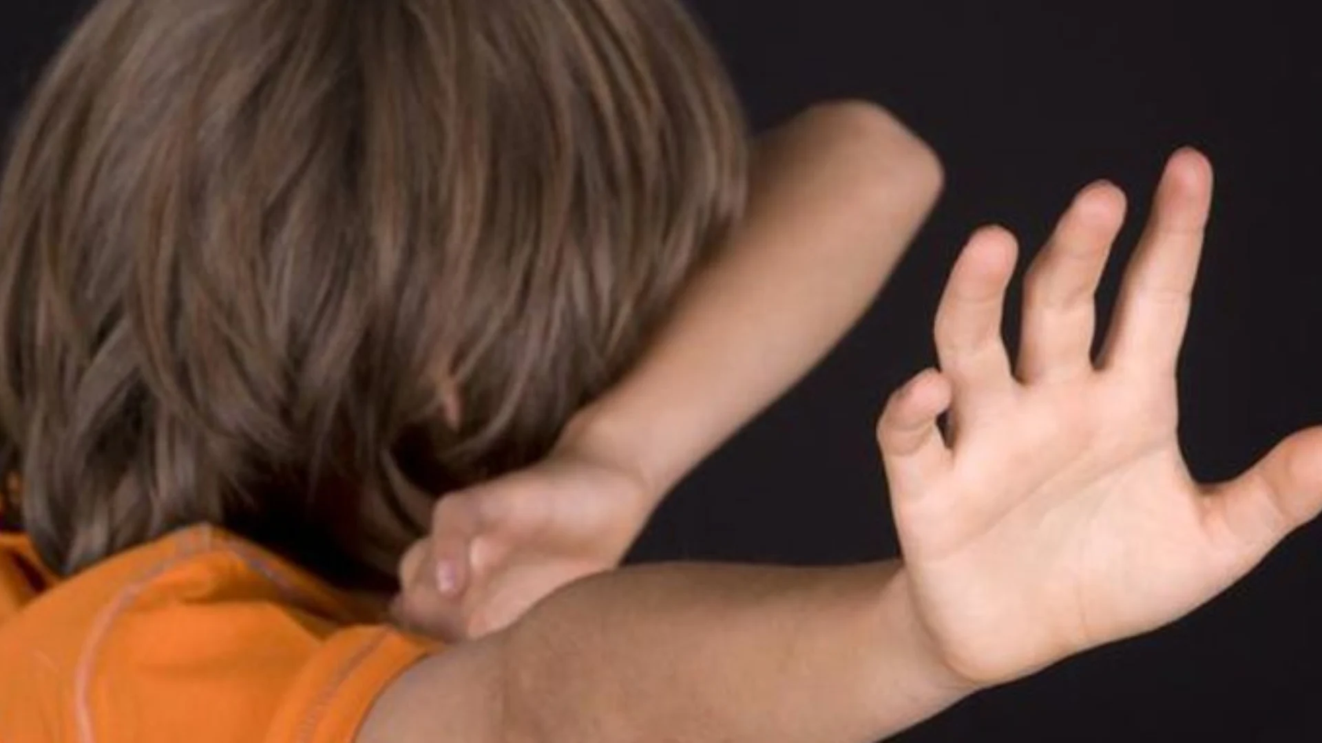 korce-dyshohet-se-dhunoi-nje-4-vjecar-ne-kopsht-arrestohet-edukatorja-pas-denoncimit-te-nenes