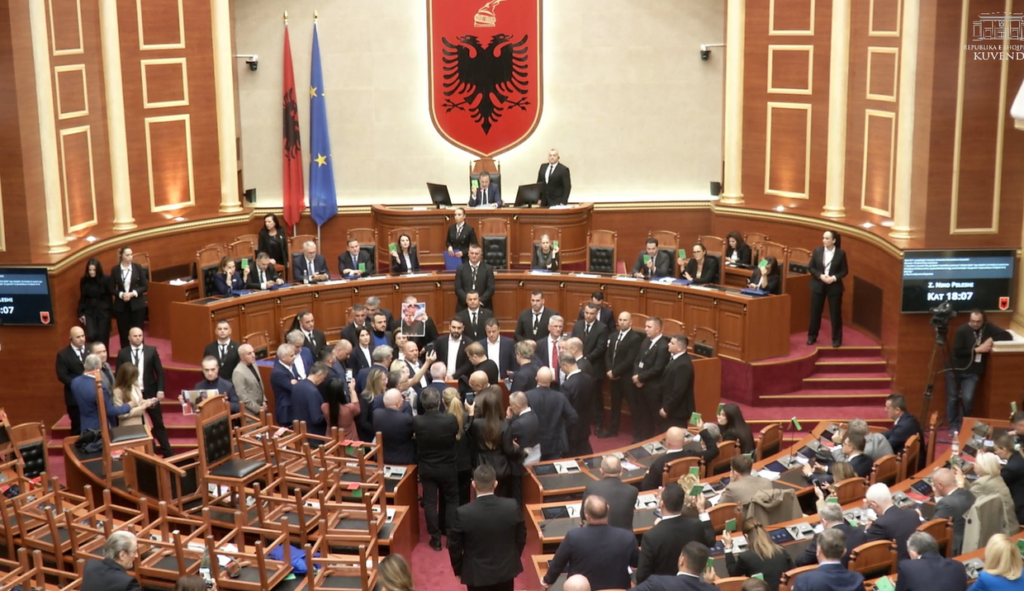 Protestat dhe PD me pak deputetë, Kuvendi mblidhet të enjten! Zbardhet rendi i ditës