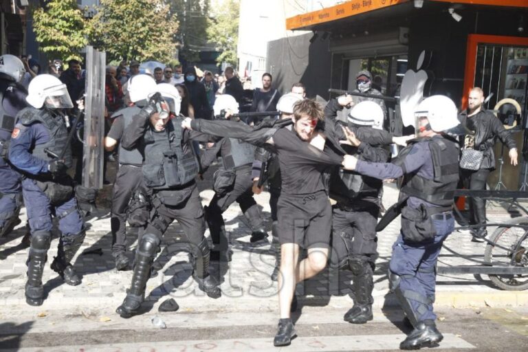 Bilanci nga protesta/ 13 të lënduar paraqiten në spital, mes tyre dy gazetare dhe 6 policë