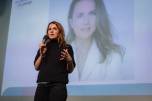 Rudina Hajdari sfidon studentët: Uluni përballë Ramës, ai nuk ka si të mbrohet. Dikush tjetër do të negociojë në kurrizin tuaj