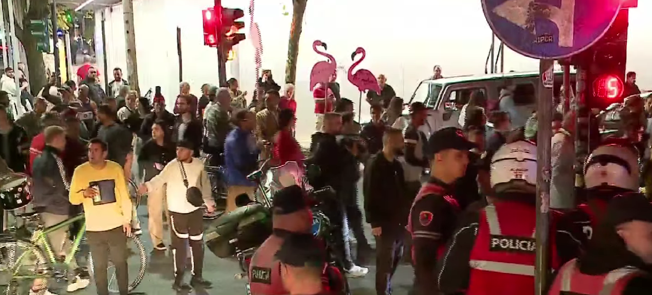 Marshimi në Tiranë  protestuesit përplasen për pak minuta me policinë