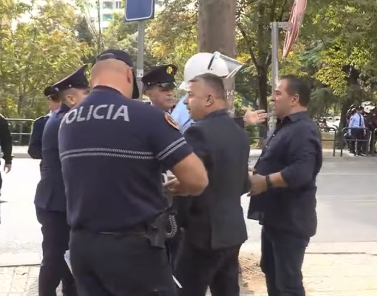 Kaos para Kuvendit, kryebashkiaku Malaj përplaset me Policinë
