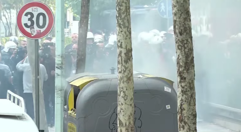 Protestuesit ndezin koshat e mbeturinave, Policia ndërhyn dhe shuan flakët