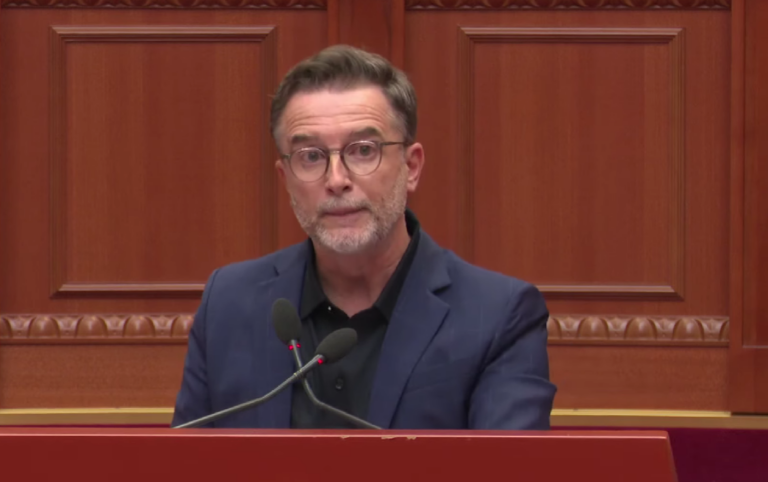 Erion Braçe i revoltuar në Kuvend, Kushi i heq mikrofonin. Deputeti: Reforma ndryshon jetën në 15 bashki