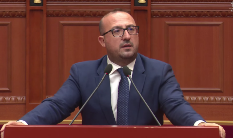 Korreshi kundër bashkimit Divjakë-Lushnjë: Kallami si hu nëpër parcela. Pretendoni shërbime publike? Po ju s’keni hale