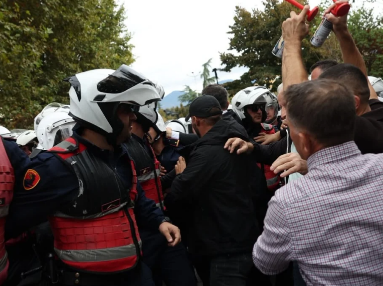 Shoqërohen tetë protestues në Komisariat, Policia: Kryen veprime të dhunshme