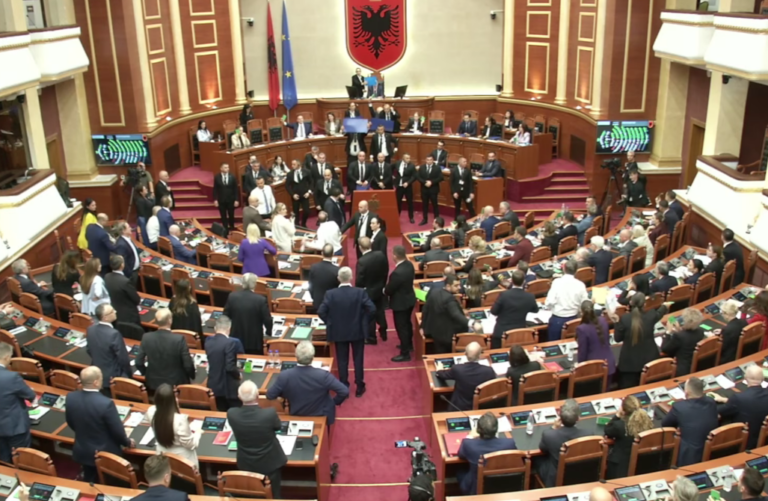 PS e bashkuar, 85 vota PRO draftit për 46 bashki. Opozita reagon me ujë dhe sende të forta, Braçe u dorezua!