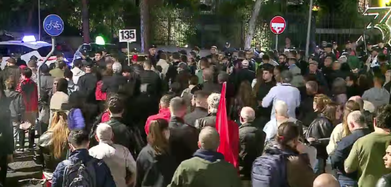 Rama ndodhet në zyrë, protestuesit zhvendosen te hyrja e Kryeministrisë: Mos na provoko