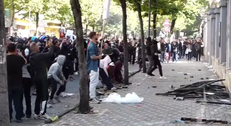 Studentët nuk ndalen, shkulin kangjellat e pllakat dhe thyejnë xhamat e Ministrisë së Arsimit