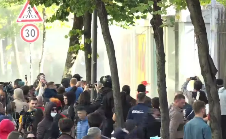 Studentët hyjnë brenda perimetrit të Ministrisë së Arsimit, policia hedh gaz lotsjellës