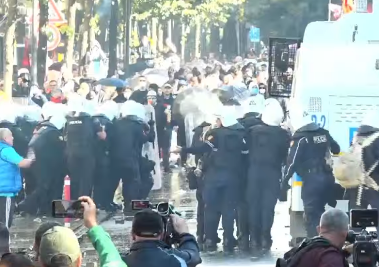 9 orë protestë nëpër Tiranë, Policia: 16 të arrestuar dhe 49 të proceduar penalisht