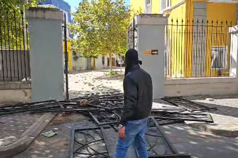 Studentët shqyejnë derën e Ministrisë së Arsimit, gjuajnë vazhdimisht me pllaka guri