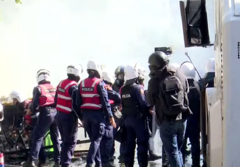 Policia e Shtetit thirrje protestuesve: Distancohuni nga personat e maskuar që sulmojnë