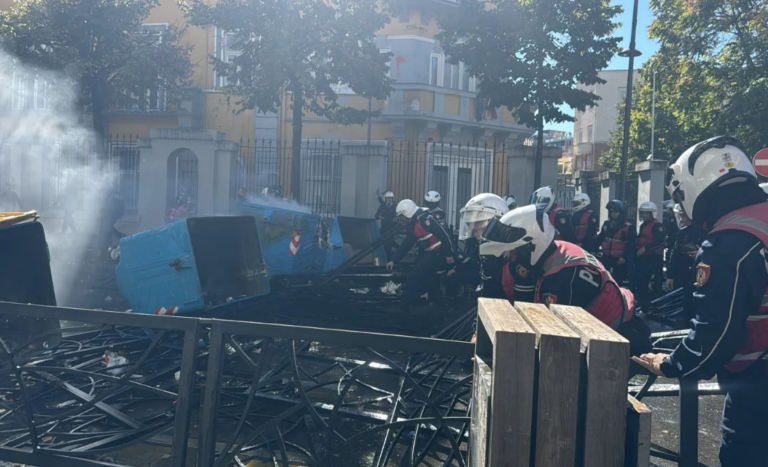 Protesta/ Policia me ujë dhe gaz lotjsellës shpërdan studentët