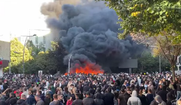 FOTO/ Tymi mbulon qendrën e Tiranës, zjarri merr përmasa të mëdha
