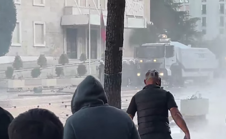Vijon marshimi me trazira/ Protestuesit ndalet tek Kryeministria, godasin biznese tek Piramida