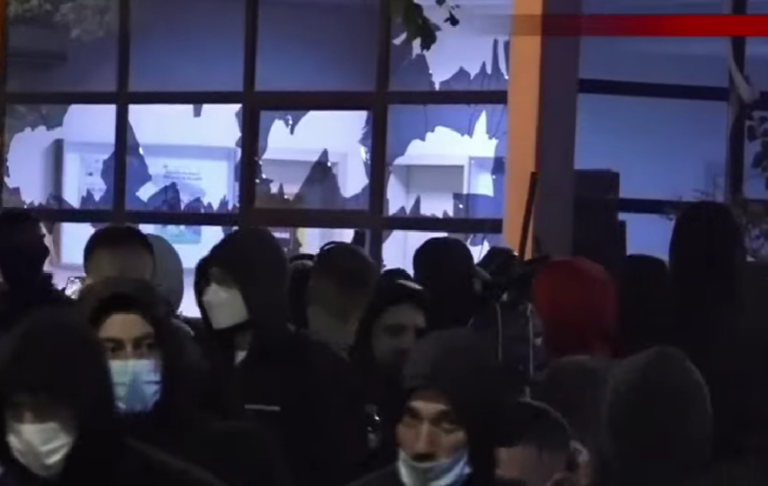 Tirana në kaos nga protesta e studentëve, 80 persona të shoqëruar nga policia