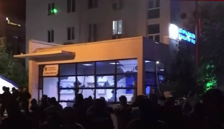 FOTO/ Protestuesit shkatërrojnë dhe i vënë flakën Komisariatit nr 2, Policia goditet me hekura