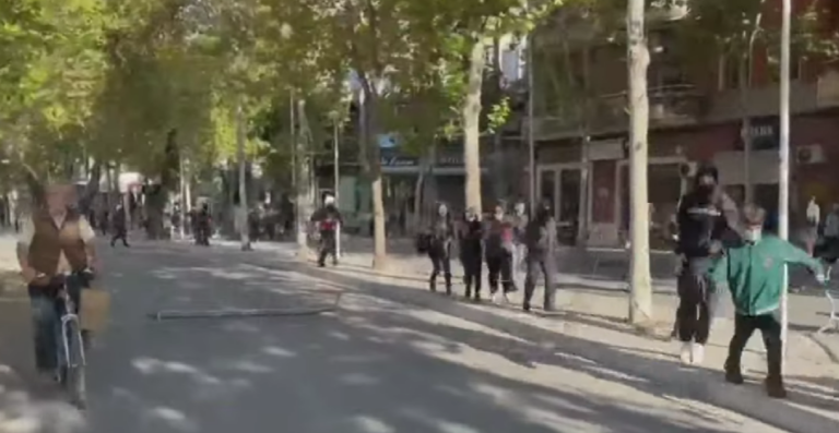 Kaos para Parlamentit, Policia vrapon dhe kapin gjimnazistët. Pengohet zhvillimi i protestës