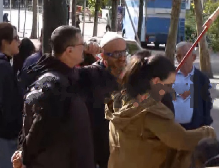 Me qeleshe në kokë, Arben Kola dhe një grup protestuesish vendosen përballë Parlamentit