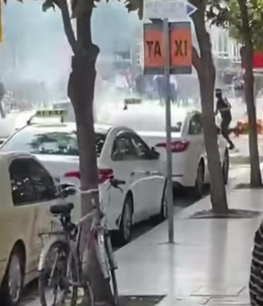Durrësi në protestë, të rinjtë ndezin zjarr para Bashkisë