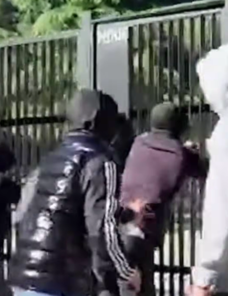 Korçë, gjimnazistët thyejnë derën e gjimnazit