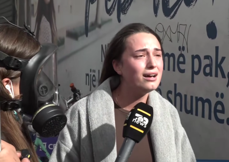 ”Mami më fal”, studentja përlotet në protestë: Po na marrin të ardhmen, nuk kemi më çfarë të humbim